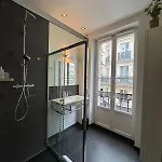 Parisien - Balcon Face Au Louvre * פריז